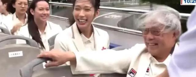 霍震霆巴士巡游遇大风淡定掏梳子，生活小智慧，应对突发状况