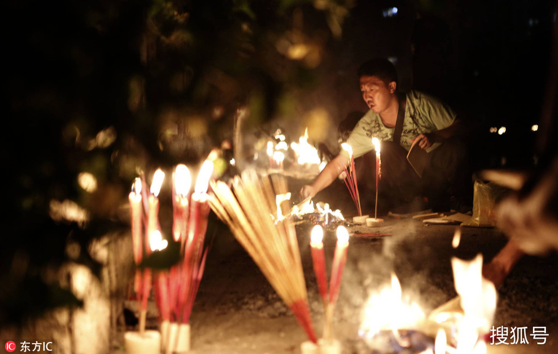 中元节贵州凯里龙头河市民烧纸祭亲